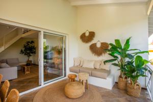 un soggiorno con un divano e un tavolo di Tropicana Palm Penthouse Jan Thiel, Willemstad Curacao a Jan Thiel