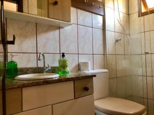 Baño pequeño con lavabo y aseo en York House, en Bombinhas