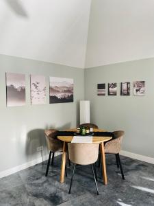 een eetkamer met een tafel en 2 stoelen bij Verblijf in loft van luxe villa de Vossenberg in Etten-Leur