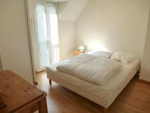 een wit bed in een kamer met een raam bij Boost Your Immo Bergerie Du Bastan Barèges PM8 in Barèges
