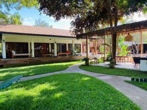 a house with a garden and a walkway at Veni Vana Valley in Ban Chang
