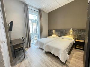 Postel nebo postele na pokoji v ubytování Hotel de La Comédie