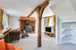 Un televizor și/sau centru de divertisment la Beautiful thatched Dynes Cottage Finchingfield sleeps 10