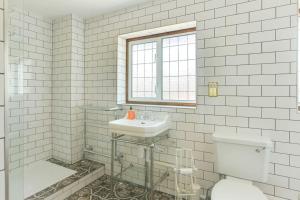 O baie la Beautiful thatched Dynes Cottage Finchingfield sleeps 10 +36 fotografii