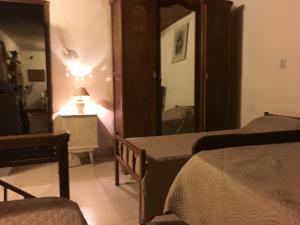 1 dormitorio con 2 camas y espejo en La Providencia Eco Casa en Corrientes