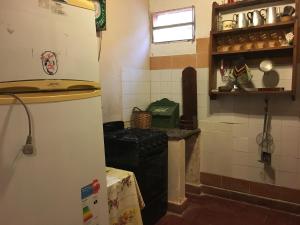 y cocina con fogones y nevera. en La Providencia Eco Casa en Corrientes
