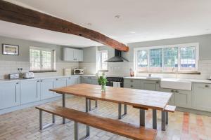 O bucătărie sau chicinetă la Beautiful thatched Dynes Cottage Finchingfield sleeps 10