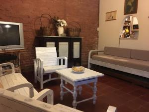 sala de estar con sofá, mesa y sillas en La Providencia Eco Casa en Corrientes