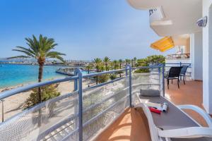 Elle comprend un balcon offrant une vue sur la plage et l'océan. dans l'établissement Anita Apartments, à Port de Pollença