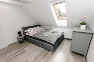 mała sypialnia z łóżkiem i oknem w obiekcie APARTAMENT KARO 2 Karkonosze w Jeleniej Górze