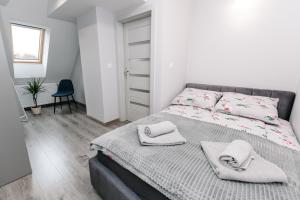 Łóżko lub łóżka w pokoju w obiekcie APARTAMENT KARO 2 Karkonosze