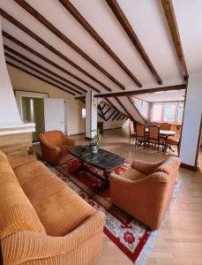 un salon avec des canapés et une table dans l'établissement Аппартамент Мтацминда, à Tbilissi