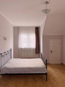 Ce lit se trouve dans un dortoir doté d'une fenêtre et d'une banquette-lit. dans l'établissement Аппартамент Мтацминда, à Tbilissi