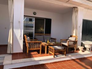 een woonkamer met een tafel en stoelen bij Casa con Tranquilidad in El Rompido