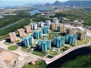 eine Luftansicht einer Stadt mit hohen Gebäuden in der Unterkunft Stylish Penthouse Apartment in Rio de Janeiro