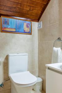 La salle de bains est pourvue de toilettes et d'un lavabo. dans l'établissement Traditional Villa In S Pedro , ESTORIL, à Alapraia