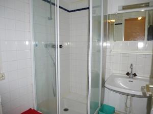 ein Bad mit einer Dusche und einem Waschbecken in der Unterkunft Boost Your Immo Artigalas Barèges PM11 in Barèges