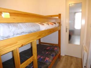 Etagenbett in einem kleinen Zimmer mit Tür in der Unterkunft Boost Your Immo Artigalas Barèges PM11 in Barèges