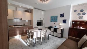 Kuchyňa alebo kuchynka v ubytovaní House in a beautiful residence with garden, swimming pool and parking spot - Larihome A07