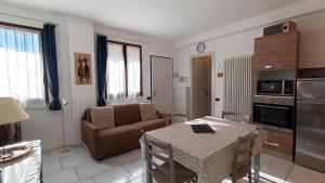 Kuchyňa alebo kuchynka v ubytovaní House in a beautiful residence with garden, swimming pool and parking spot - Larihome A07