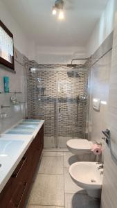 Kúpeľňa v ubytovaní House in a beautiful residence with garden, swimming pool and parking spot - Larihome A07