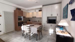 Kuchyňa alebo kuchynka v ubytovaní House in a beautiful residence with garden, swimming pool and parking spot - Larihome A07