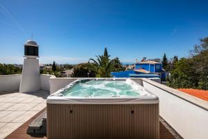 a hot tub on the roof of a house at Casa Pitanga in Carvoeiro
