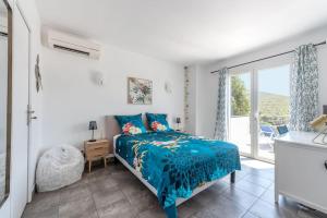 Ένα ή περισσότερα κρεβάτια σε δωμάτιο στο Magnifique Villa avec piscine en bord de mer +27 φωτογραφίες