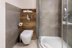 een badkamer met een toilet en een douche bij Orkana Home in Zakopane