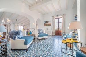 - un salon avec un mobilier bleu et blanc dans l'établissement Villa Rafam - Deia, à Deià