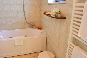 Koupelna v ubytování Relais Masseria Serritella