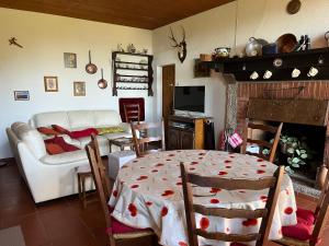 ein Wohnzimmer mit einem Tisch und einem Sofa in der Unterkunft Casa Mari in Bidogno