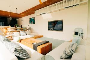 富國的住宿－Joy Villa in Sailing Club Phu Quoc - 3BR with private pool，客厅配有白色家具和桌子