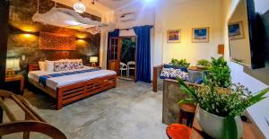 - une chambre avec un lit, une table et des chaises dans l'établissement sahasna (one bedroom private villa), à Unawatuna