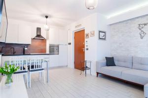 a living room with a couch and a table at Appartamento comodo a Mirafiori - Santorelli Home in San Paolo