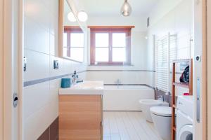 a bathroom with a sink and a tub and a toilet at Appartamento comodo a Mirafiori - Santorelli Home in San Paolo +47 photos