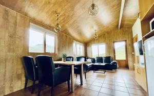 ein Esszimmer mit einem Tisch und Stühlen in der Unterkunft Hidden Cottages 