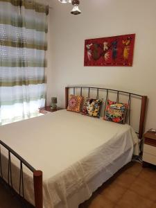 Un dormitorio con una cama con almohadas. en Da mare e d'amore, en Spadafora