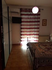 una habitación con una bandera americana en la pared en Da mare e d'amore, en Spadafora
