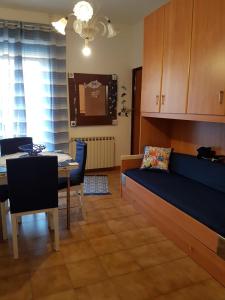 a living room with a blue couch and a table at Da mare e d'amore in Spadafora