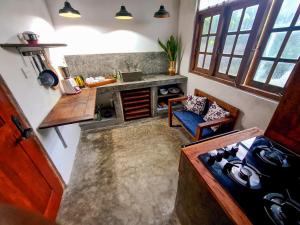 Una vista aérea de una cocina con estufa. en sahasna (one bedroom private villa), en Unawatuna
