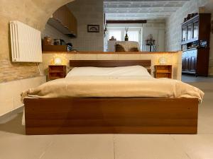 1 dormitorio con 1 cama grande en una habitación en La perla di tufo, en Matera