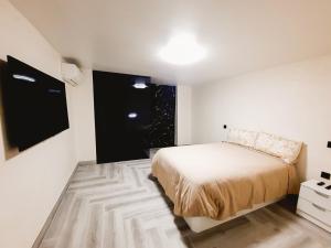 a white bedroom with a bed and two windows at Tofi 2 in Madrid