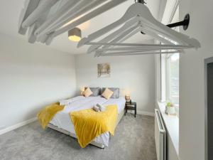 sypialnia z łóżkiem z żółtym kocem w obiekcie Cheerful 3 bedroom home with Netflix and Wi-Fi w mieście Middleton