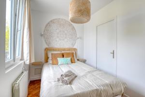 Łóżko lub łóżka w pokoju w obiekcie Ambiance Jungle et Cocon en hyper centre pour 2, 4 ou 6 pers - MyLittleStay