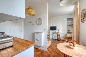 Kuchnia lub aneks kuchenny w obiekcie Ambiance Jungle et Cocon en hyper centre pour 2, 4 ou 6 pers - MyLittleStay