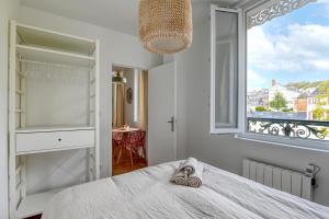 Łóżko lub łóżka w pokoju w obiekcie Ambiance Jungle et Cocon en hyper centre pour 2, 4 ou 6 pers - MyLittleStay