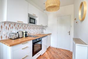 Kuchnia lub aneks kuchenny w obiekcie Ambiance Jungle et Cocon en hyper centre pour 2, 4 ou 6 pers - MyLittleStay
