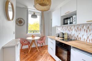 Kuchnia lub aneks kuchenny w obiekcie Ambiance Jungle et Cocon en hyper centre pour 2, 4 ou 6 pers - MyLittleStay