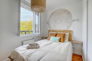 Łóżko lub łóżka w pokoju w obiekcie Ambiance Jungle et Cocon en hyper centre pour 2, 4 ou 6 pers - MyLittleStay